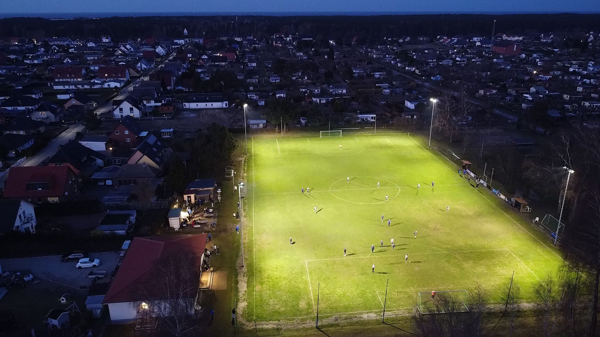 Flutlichtanlage eingeweiht