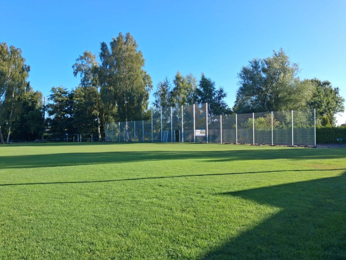 Neue Fangzäune für den Sportplatz!